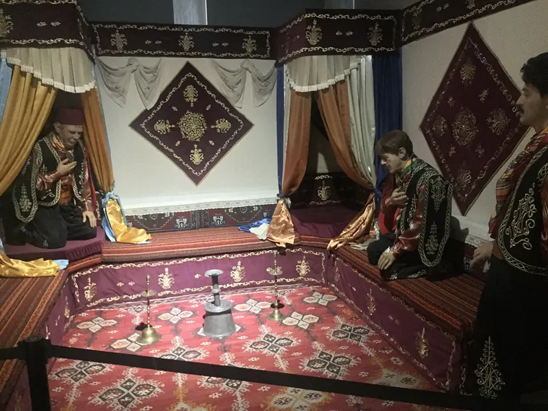 Çankırı Müzesi'nde Yaran sohbetini canlandıran mankenler ve sedir