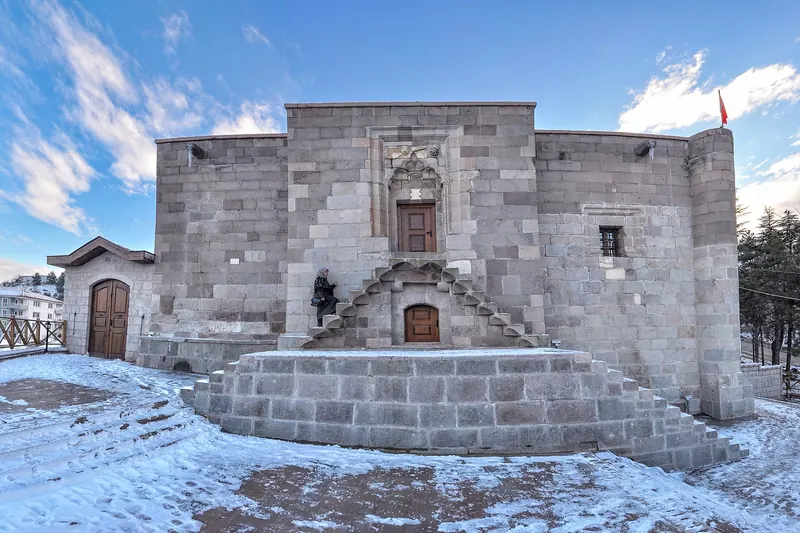 Çankırı'daki Taş Mescit'in kesme taş cephesi, kış günü