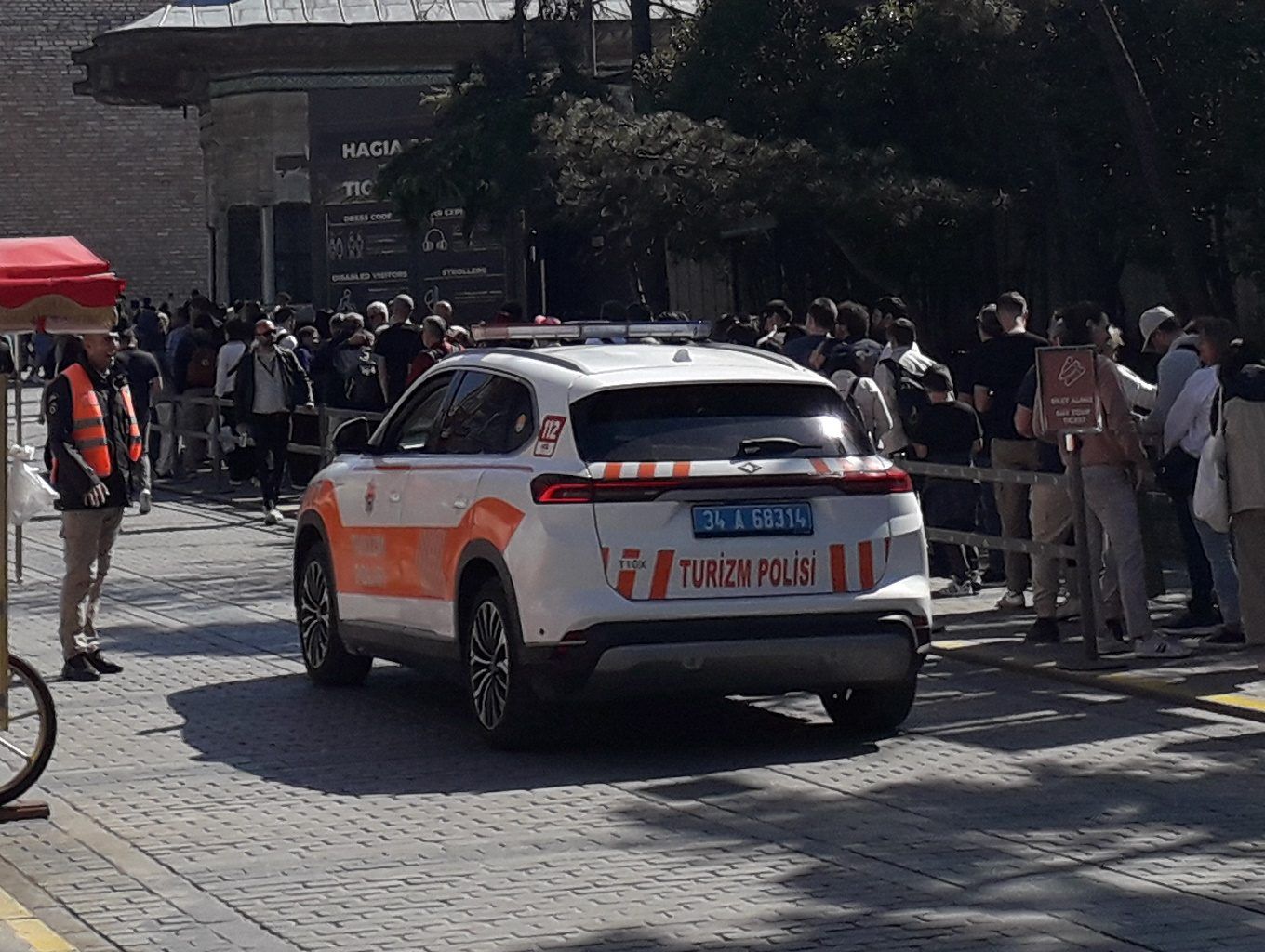 Trafik denetiminde görevli ekip aracı