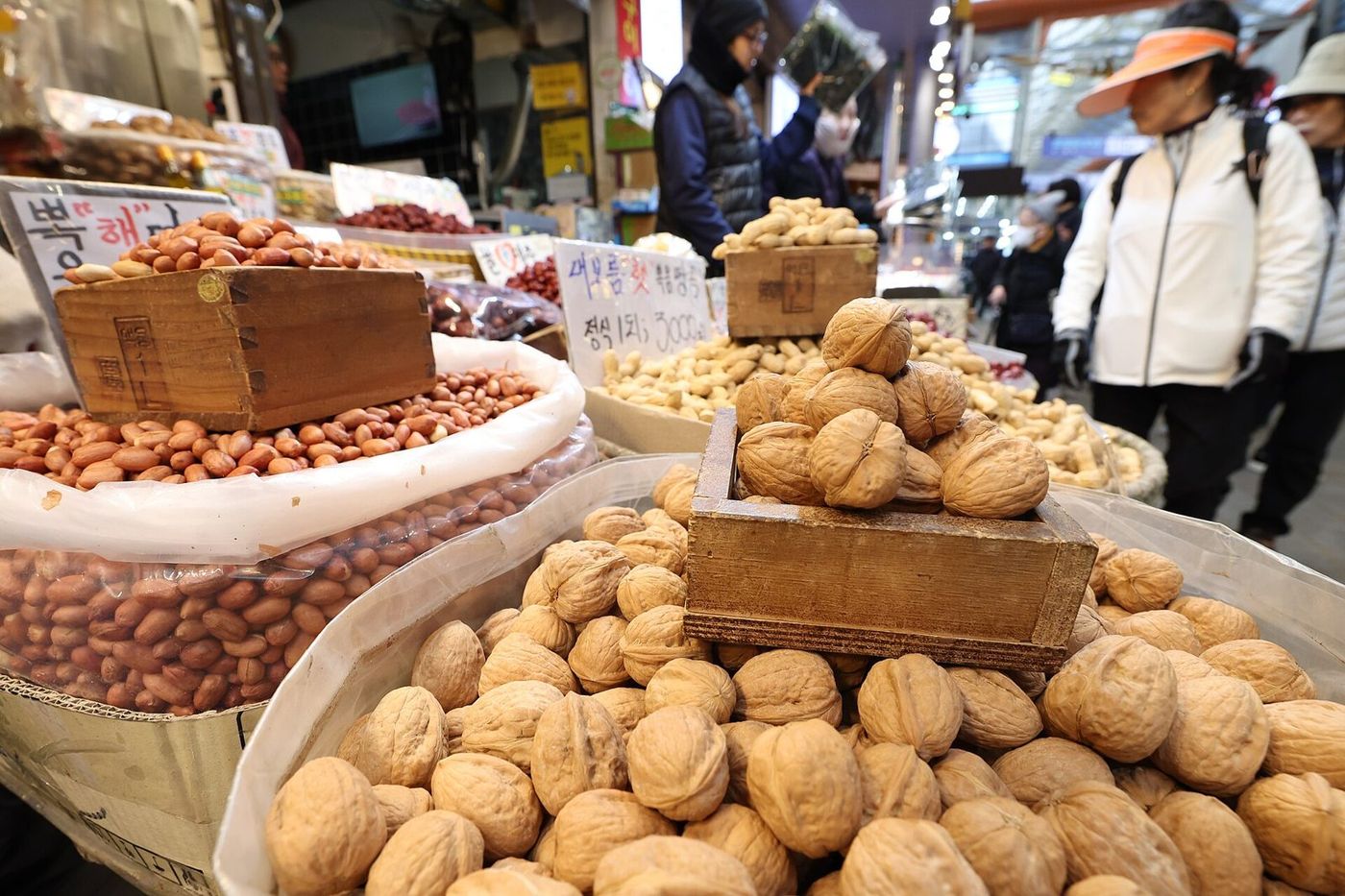 Pazar tezgahında cevizler